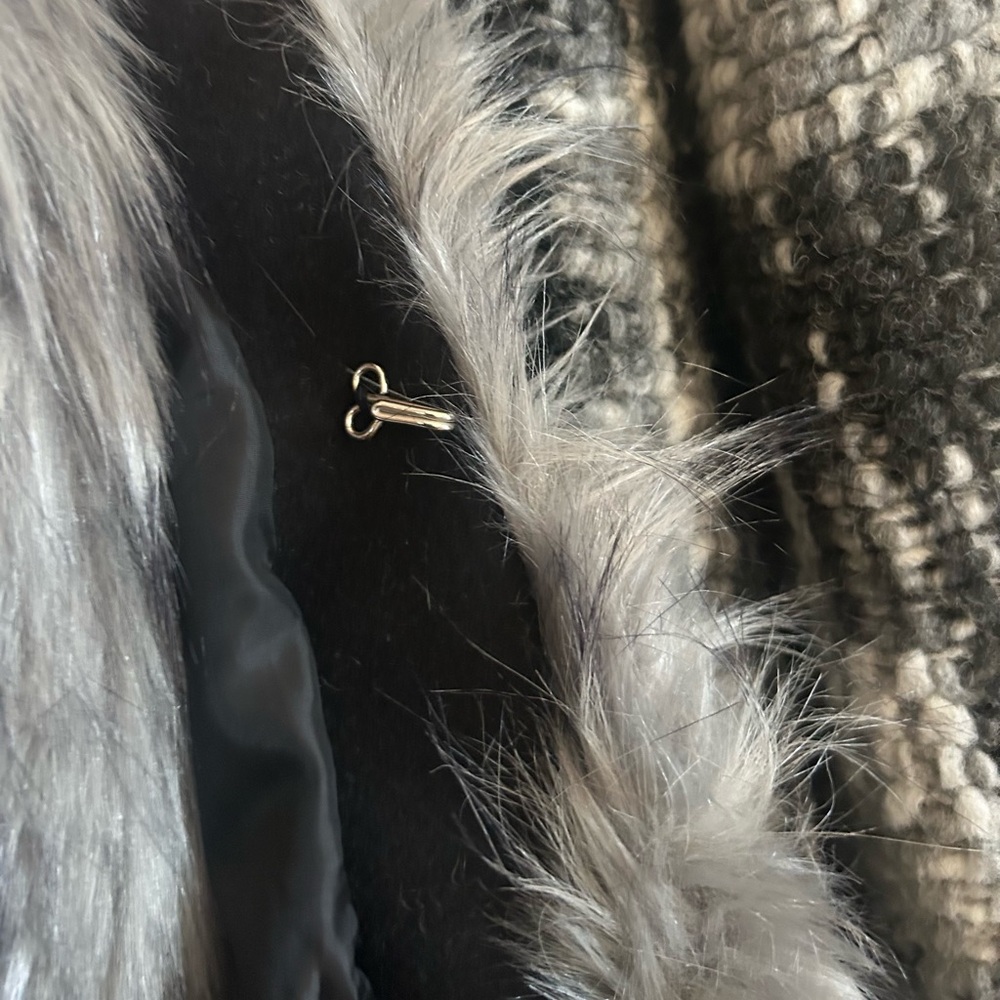 NWOT Cozy Gray & Black Tweed Hooded Coat with Faux Fur Trim - Picture 3 of 4